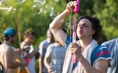 Ein Besucher auf dem SNNTG Festival mit Seifenblasen